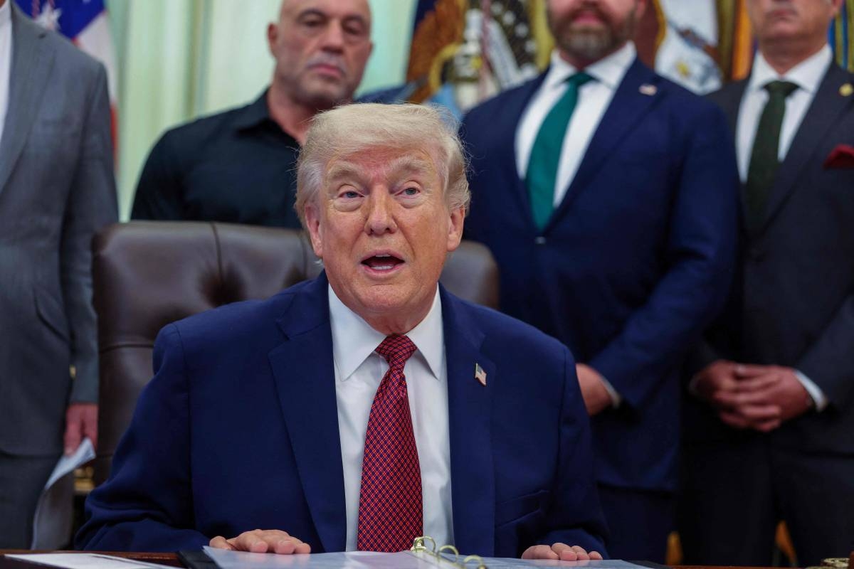 Trump offers mixed messages about path ahead for US war against Iran