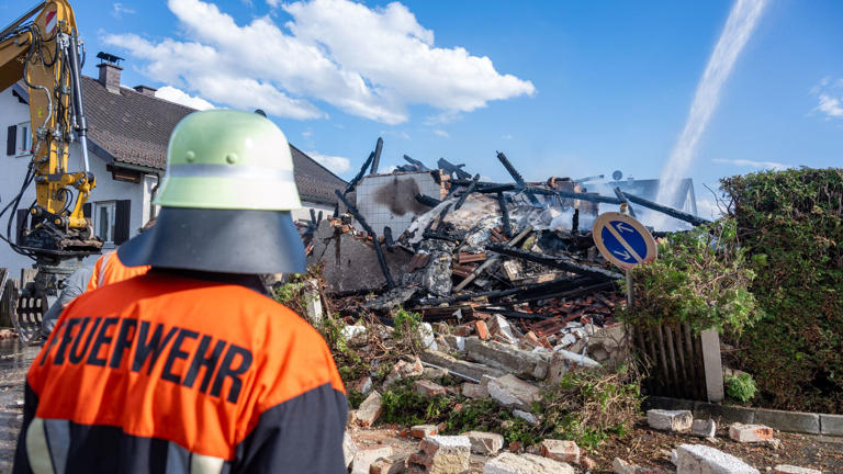 Frontenhausen in Bayern: Haus brennt nach Explosionen nieder – Leiche ...