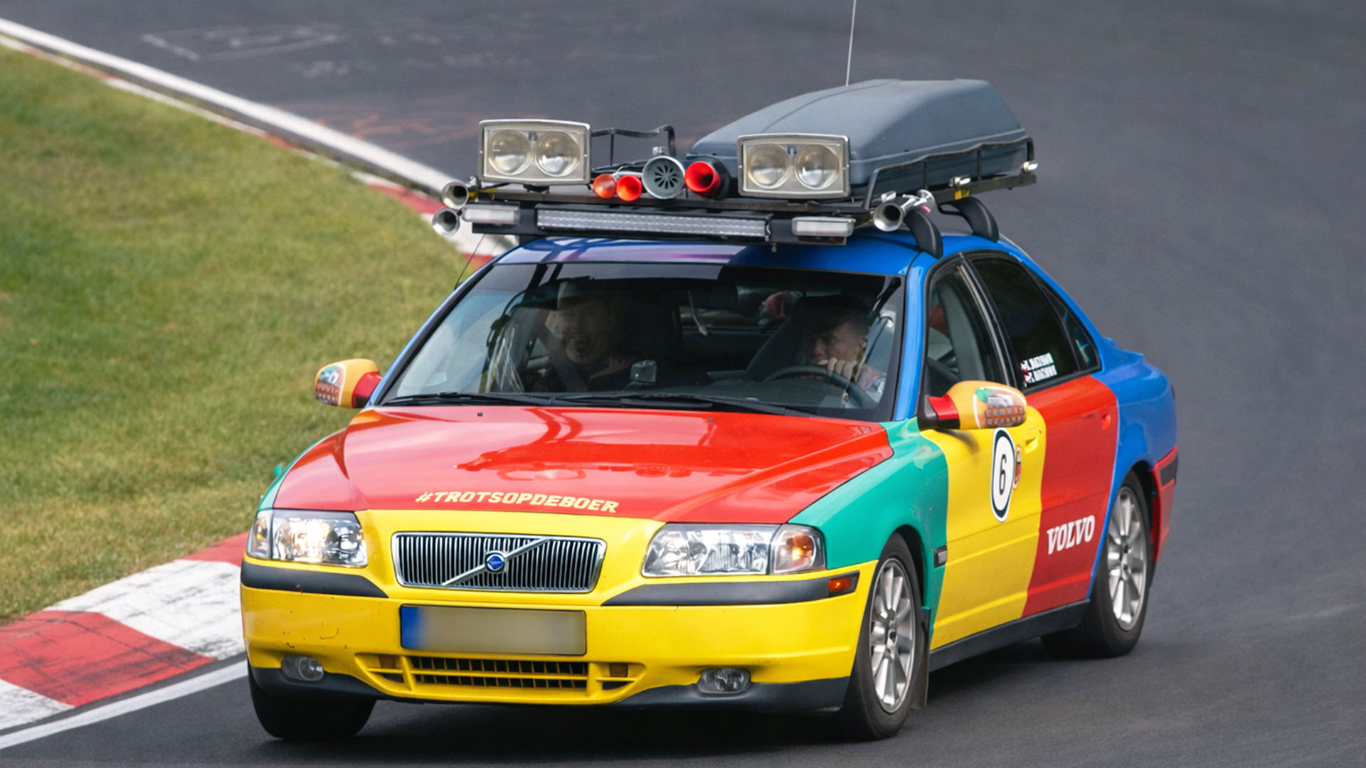 Dziwny i zaskakujący pojazd pędzi po torze Nürburgring