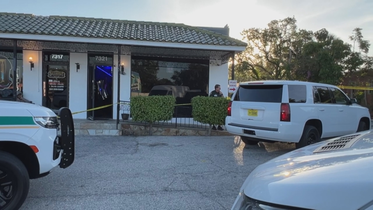 Manatee County deputies look for suspect in armed robbery at arcade ...