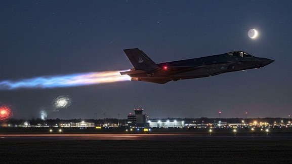 Watch the F-35A burn through the runway at midnight