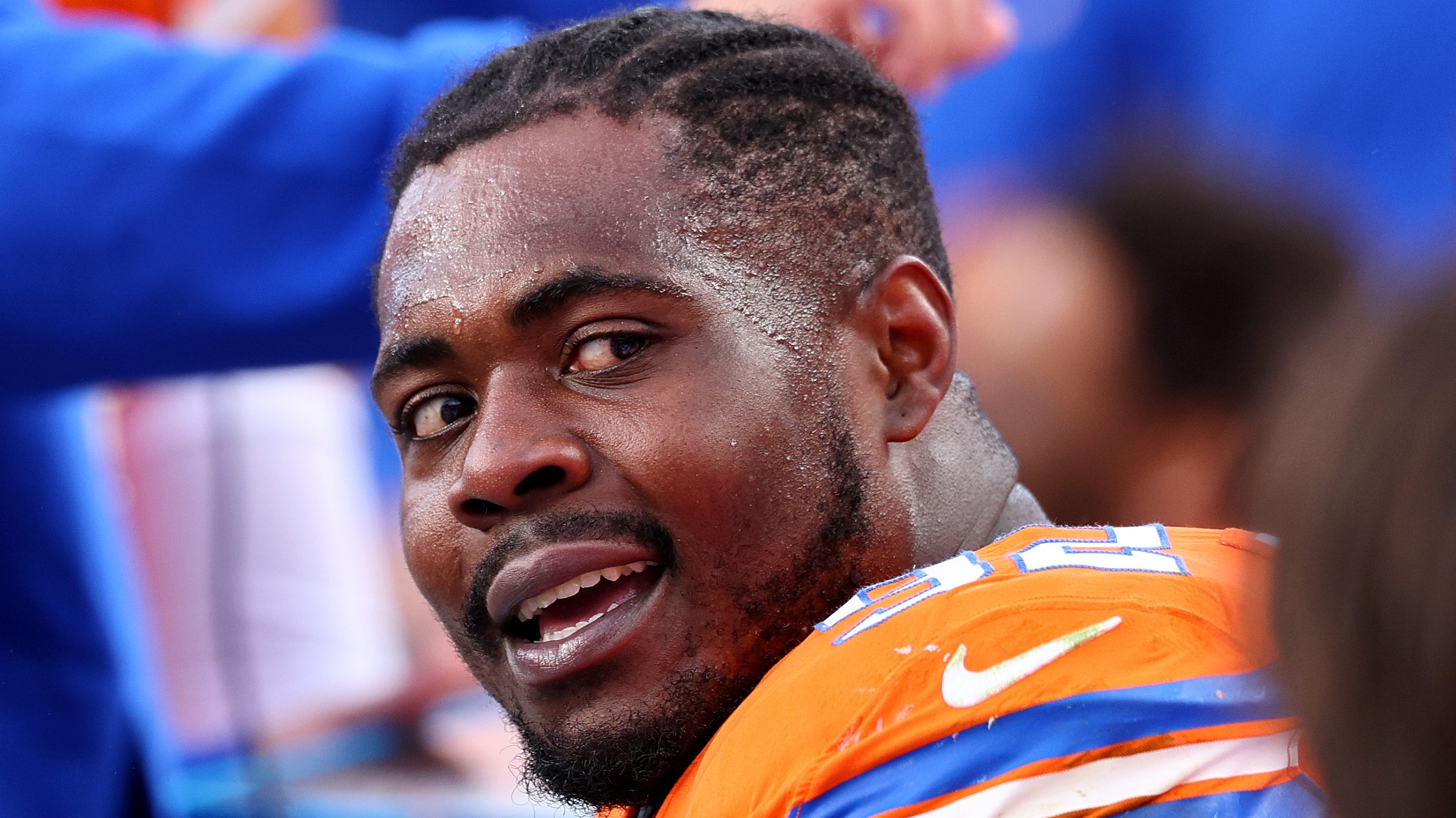 El jugador polivalente firma contrato con los Broncos antes del draft