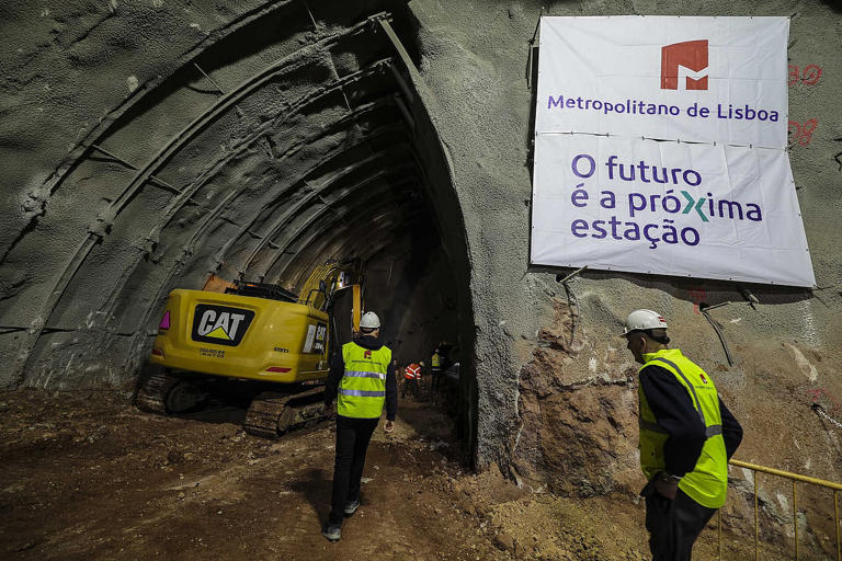 Metro de Lisboa diz que obra da linha vermelha está parada à espera de ...