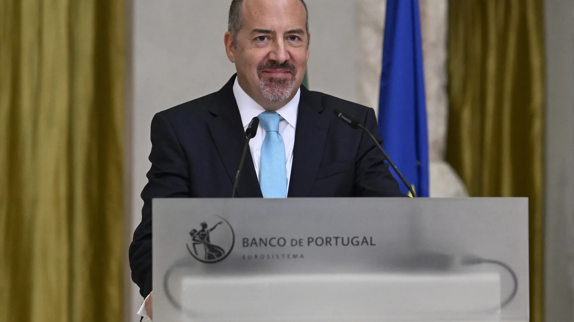Governador do Banco de Portugal ganha 20.000€, mas só tem 1.166€ à ordem