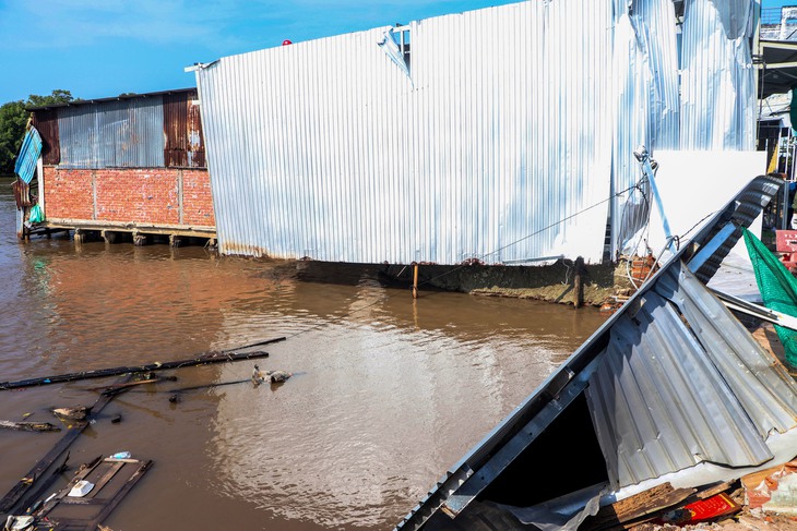 4 căn nhà ở Cà Mau bị sạt lở, trôi xuống sông