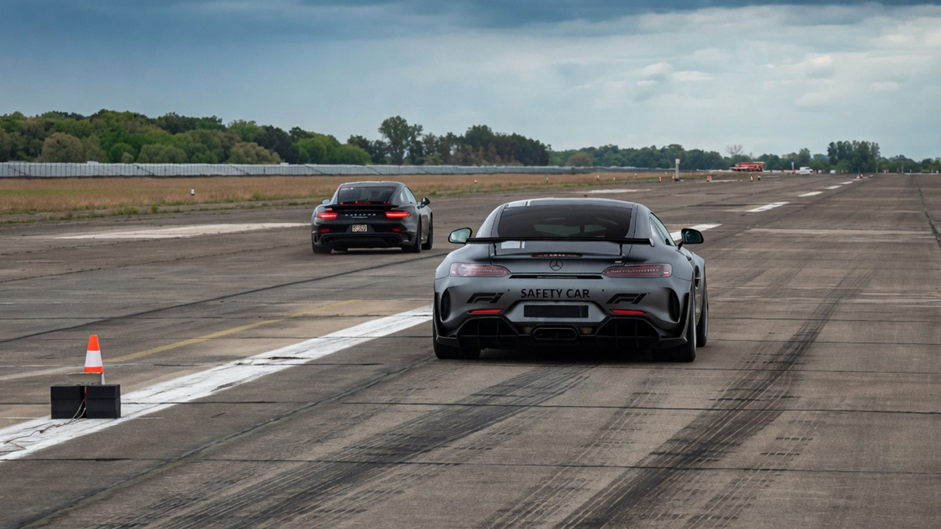 Qui est le plus rapide entre l'AMG GT R et la Porsche 911 en ligne droite