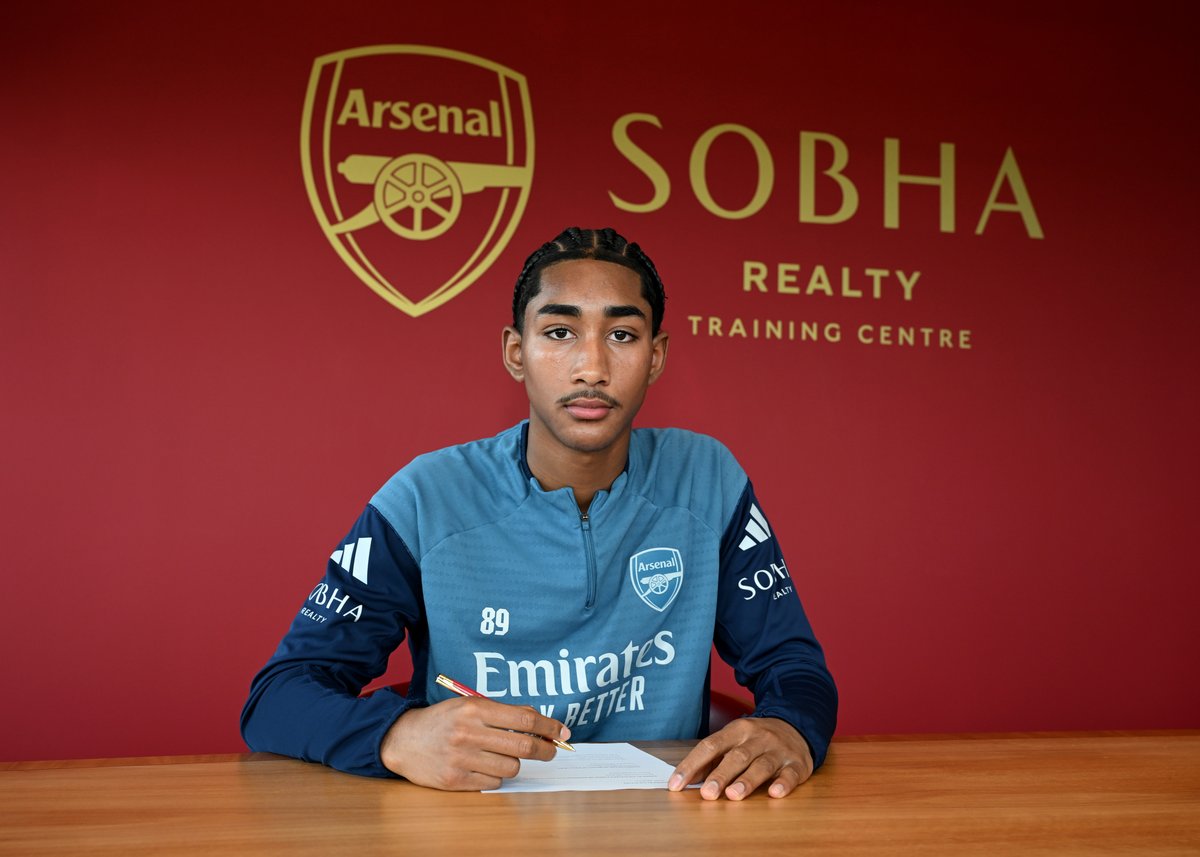 Arsenal youngster signs new contract after first-team breakthrough