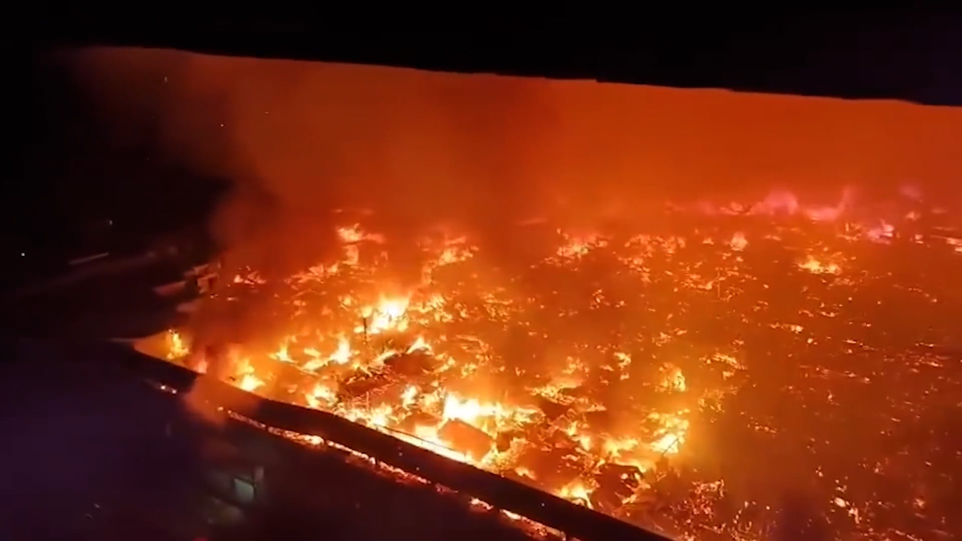 Fire rips through floating village in Malaysia forcing hundreds to flee