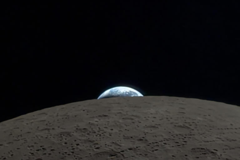 NASA astronaut uses an iPhone to record the Earth setting behind the ...