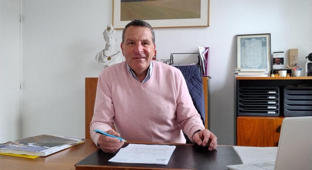 Municipales 2026 à Montigny-sur-Loing : qui est Stéphane Colas, pompier ...