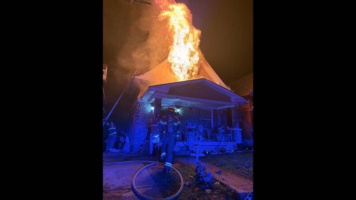 Early-morning house fire leaves 1 dead in Kansas City