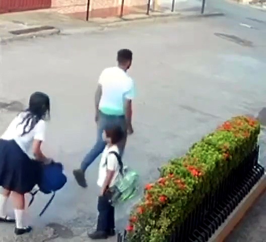¡Indignante! Hombre asalta a dos niños tras salir de la escuela en Valle