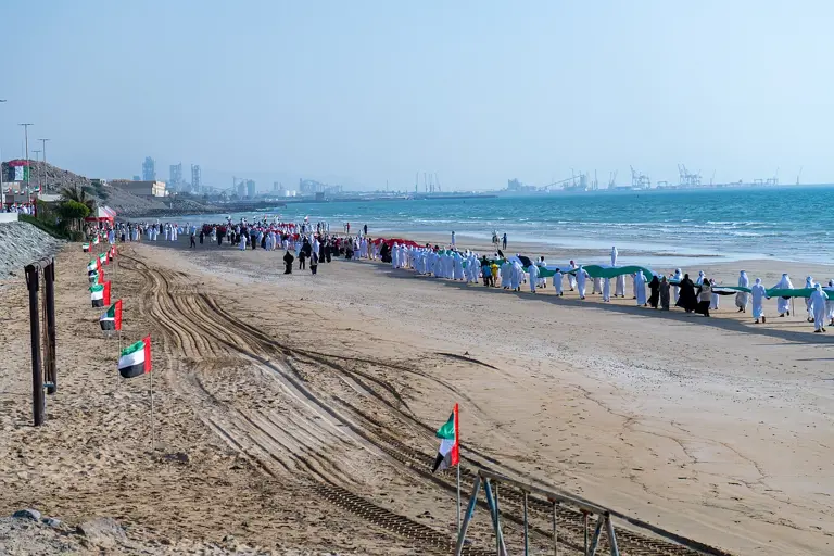 Hundreds gather in RAK to raise 1,200-metre UAE flag in symbol of unity ...