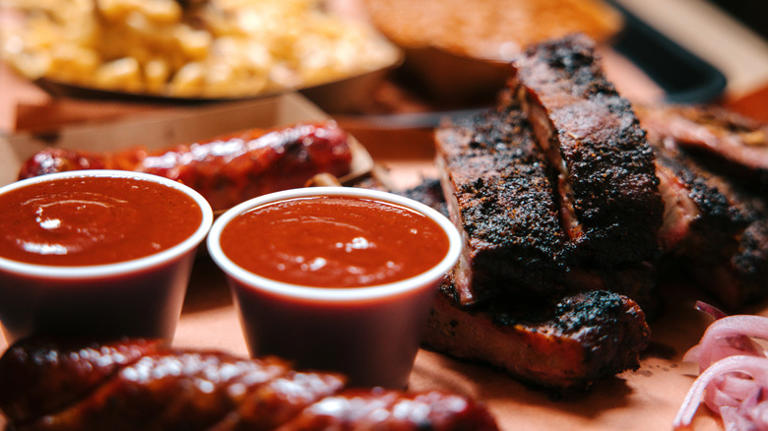 What makes a great BBQ sauce for beef ribs, according to a pro chef