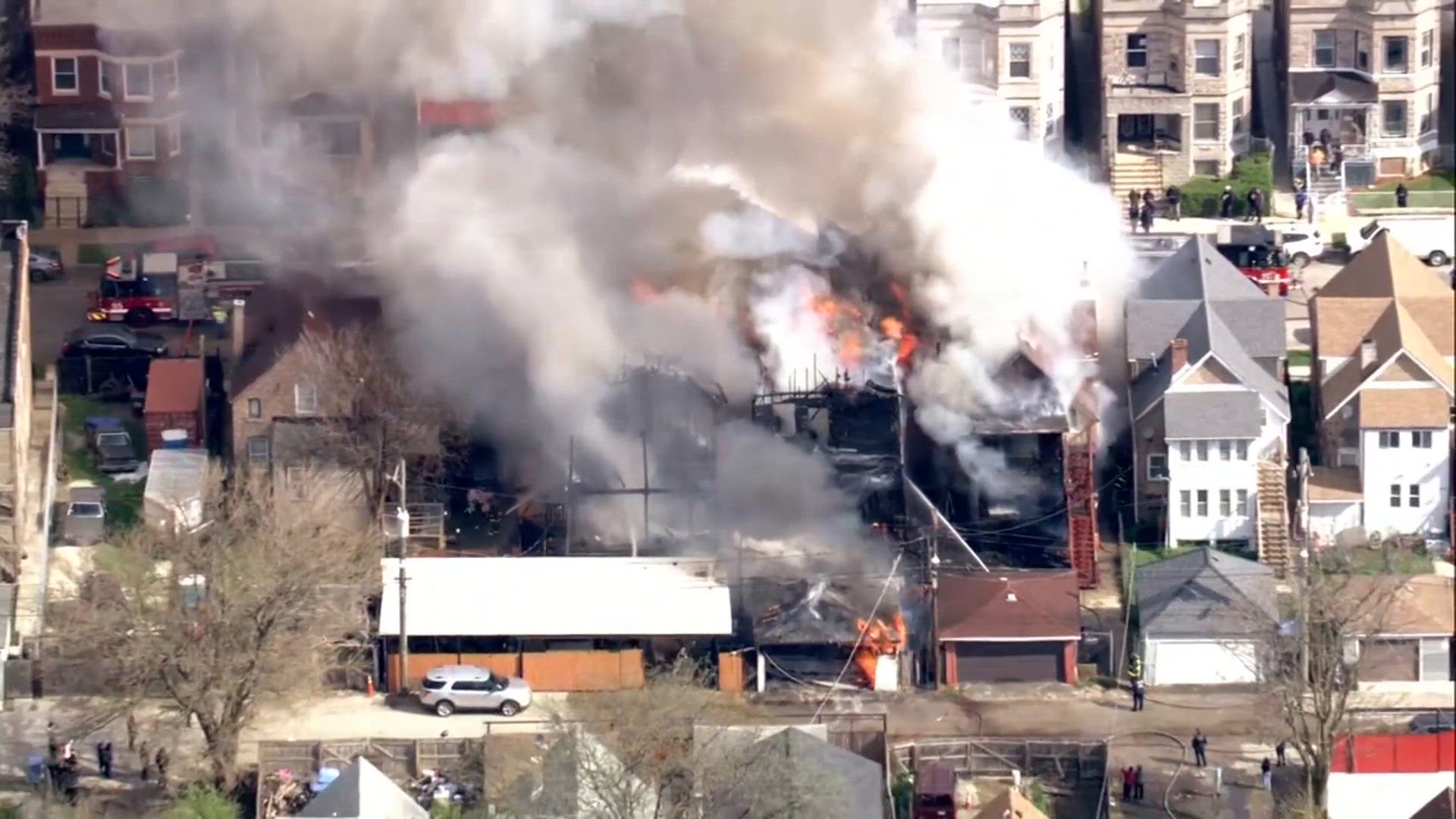 100 firefighters battle massive blaze in Chicago