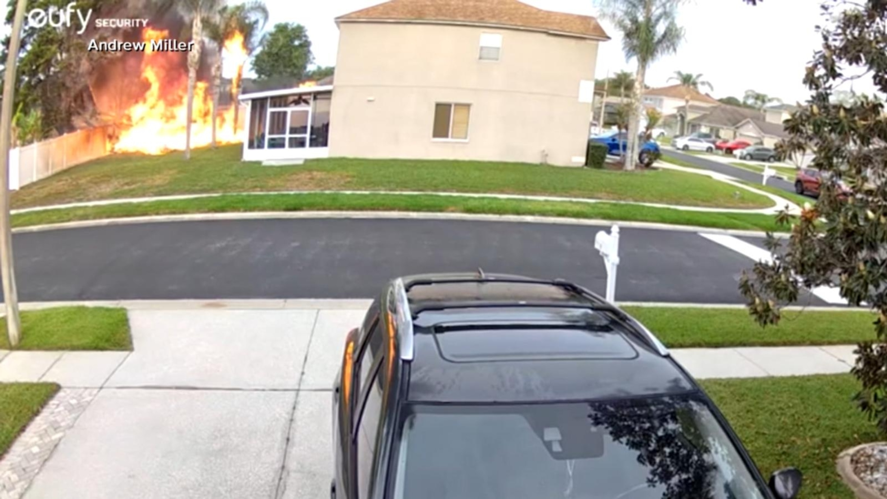 Pilot praised after fiery crash in Florida neighborhood