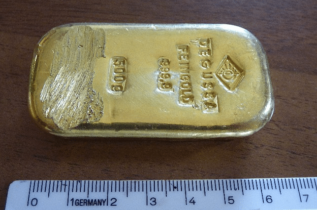 A 16-year-old found a gold bar two meters underwater in a German lake ...