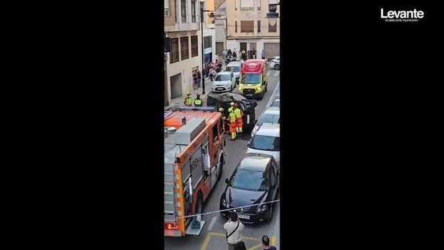 Un conductor pierde el control de su coche, lo vuelca y acaba chocando ...