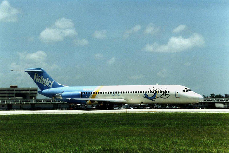 Just after takeoff, an airliner crashed in Miami 30 years ago. See live ...