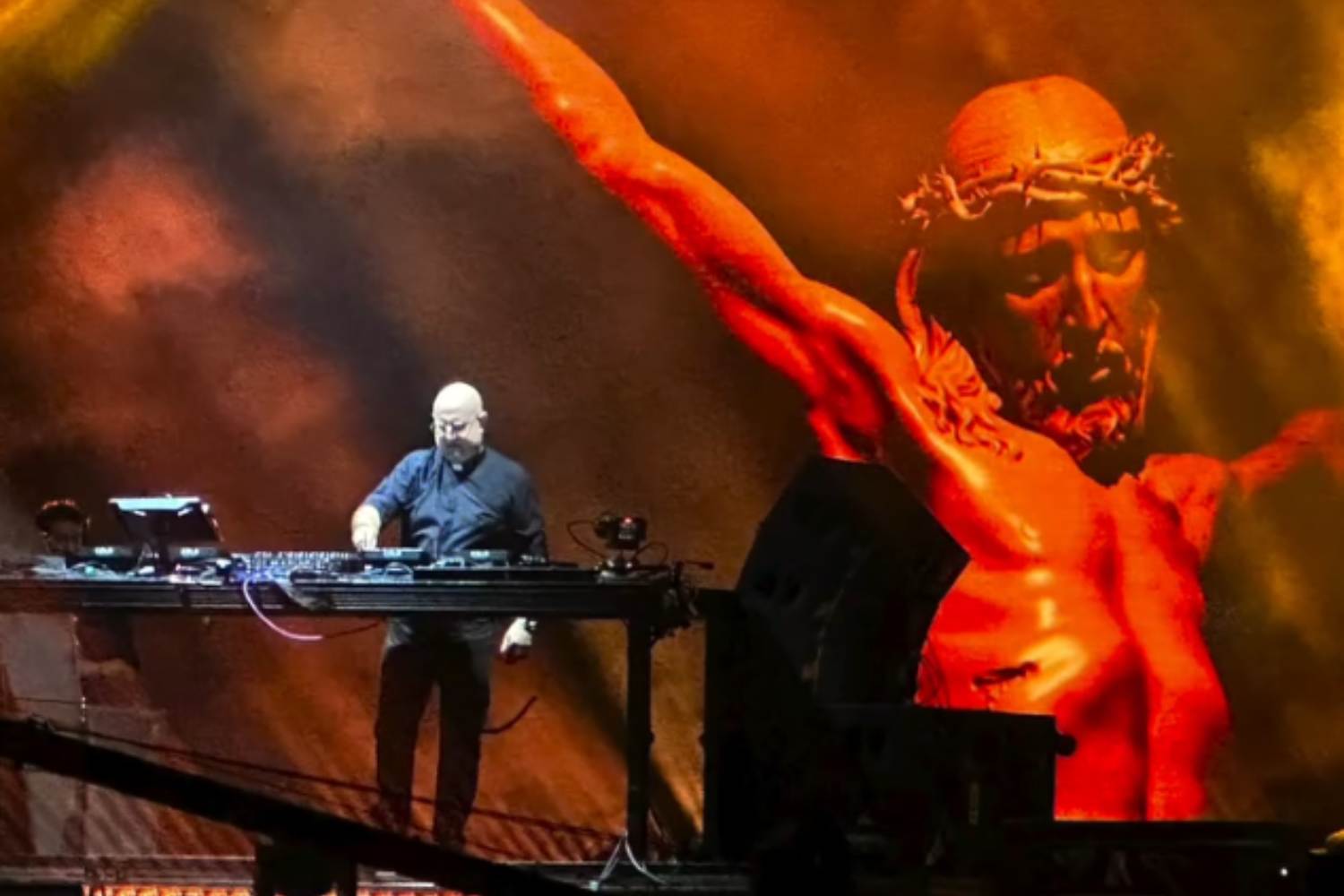 Un rave spirituale in ricordo di Papa Francesco: il prete dj fa ballare ...