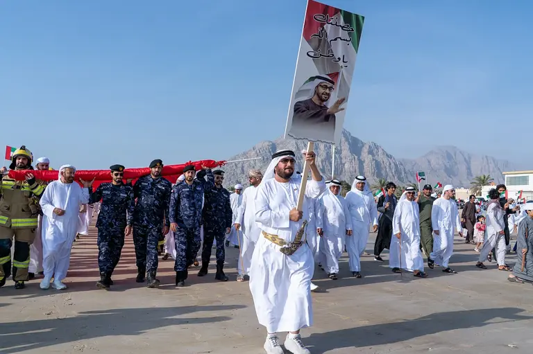 Hundreds gather in RAK to raise 1,200-metre UAE flag in symbol of unity ...