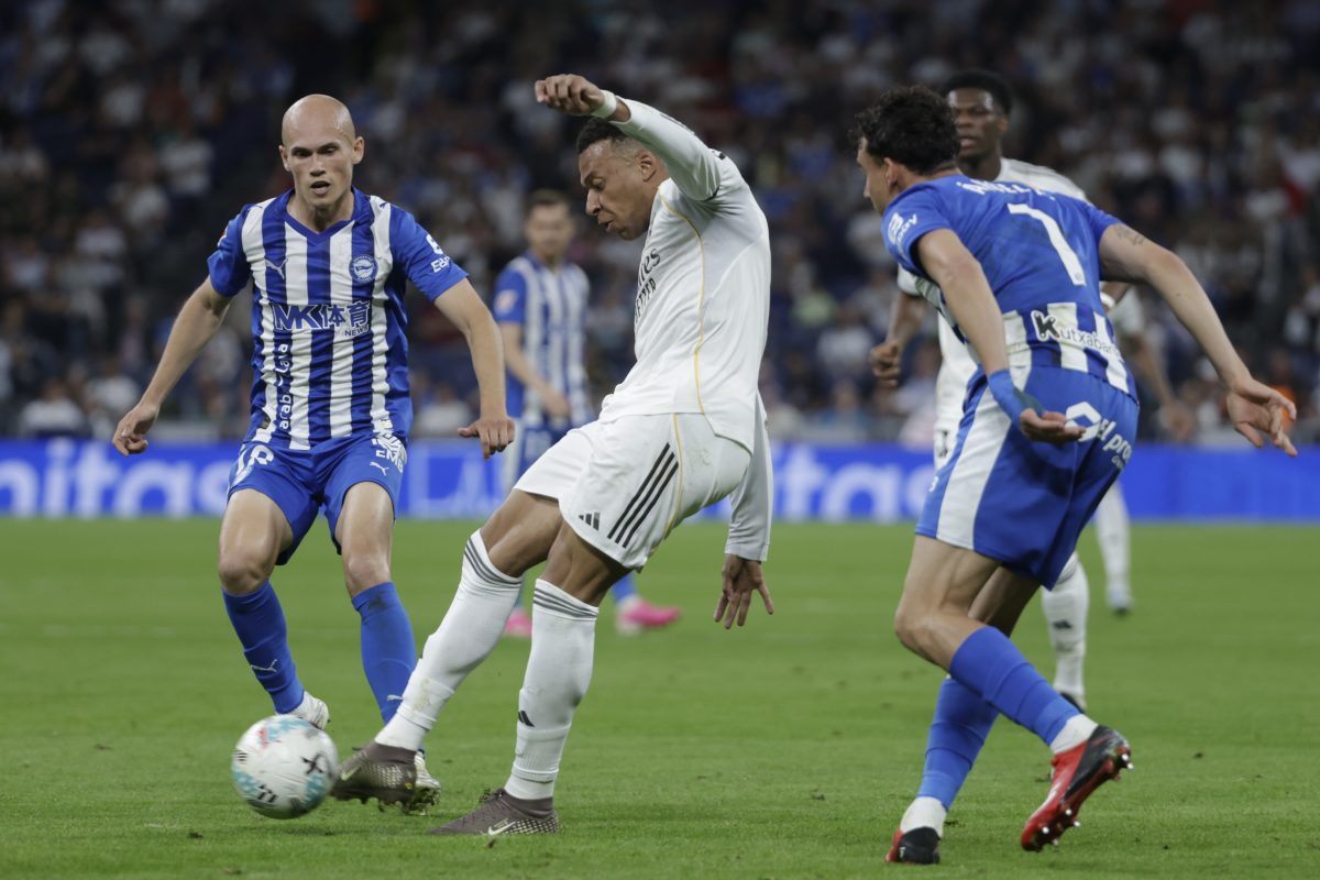 Real Madrid vence al Alavés y mantiene viva la lucha por LaLiga