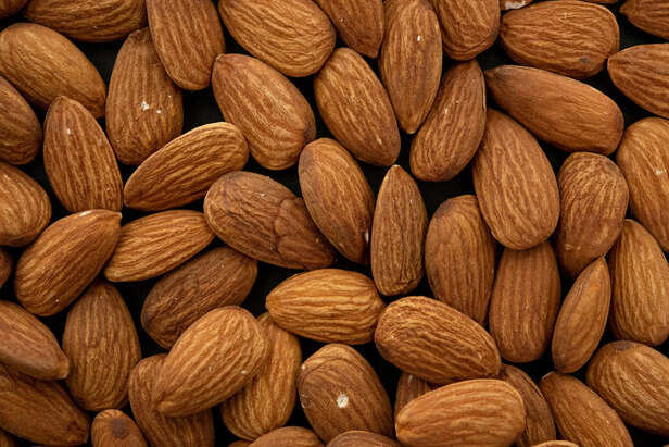 7 surprising benefits of soaked almonds you should not ignore