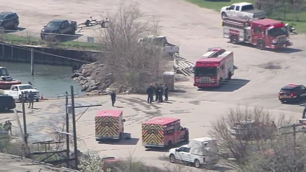 4 people rescued from Detroit River after boat capsized