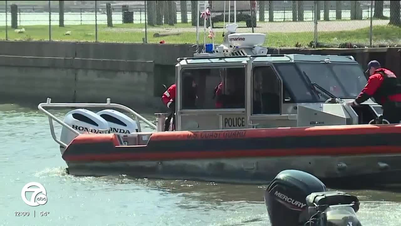 4 rescued after boat capsizes on Detroit River