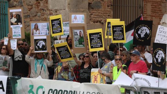 Vox, abucheado a las puertas de la Asamblea de Extremadura por el pacto ...