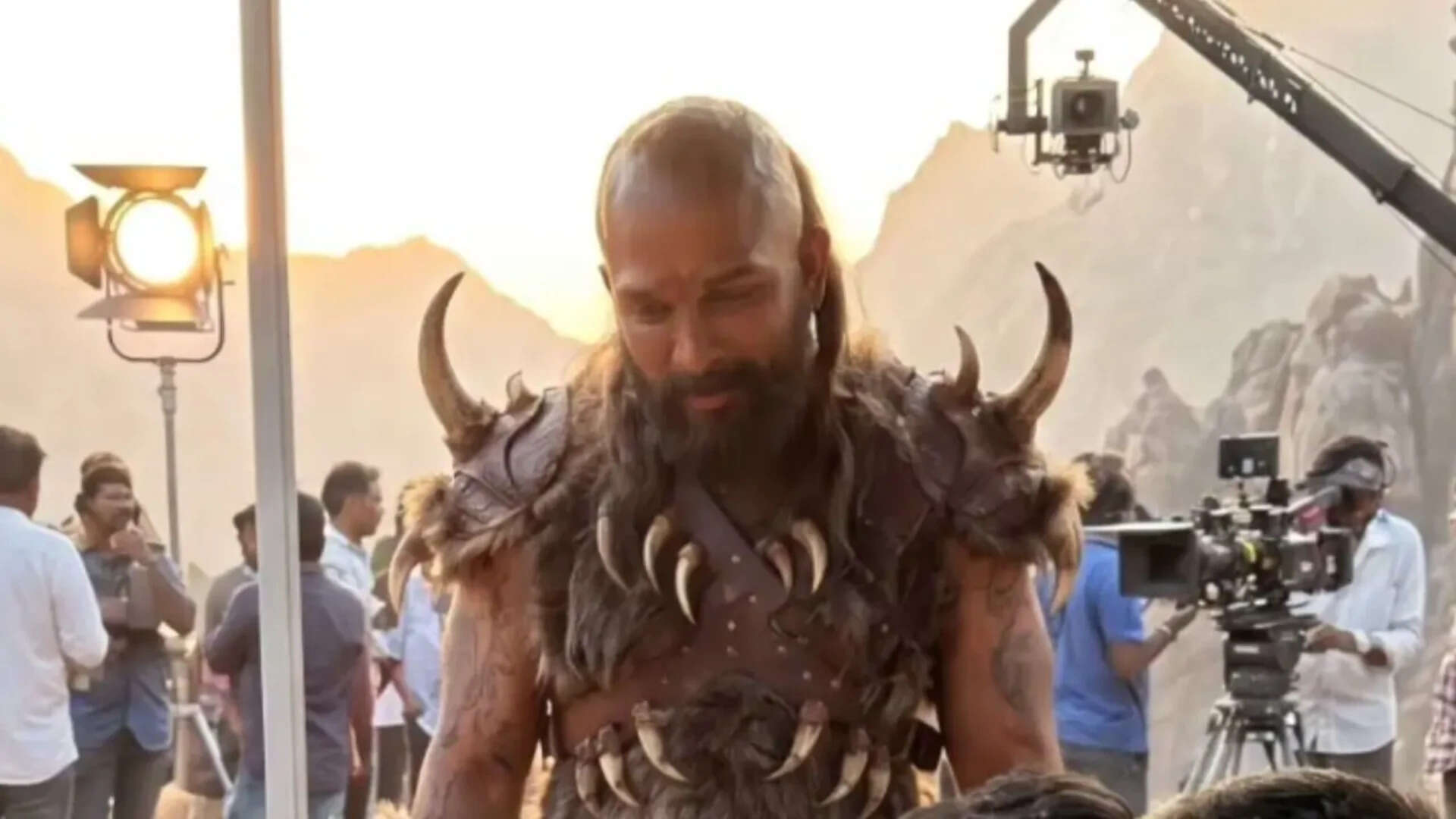 Allu Arjun's 'Raaka' look from Atlee's film goes viral; fans blown away ...