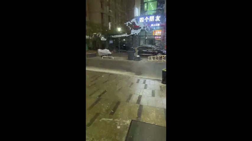 Strong winds push outdoor objects toward building in Xinjiang, China