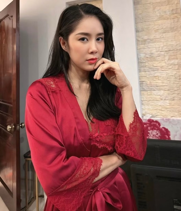 Nữ diễn viên đóng chính cùng lúc hai phim Việt gây bão màn ảnh nhỏ