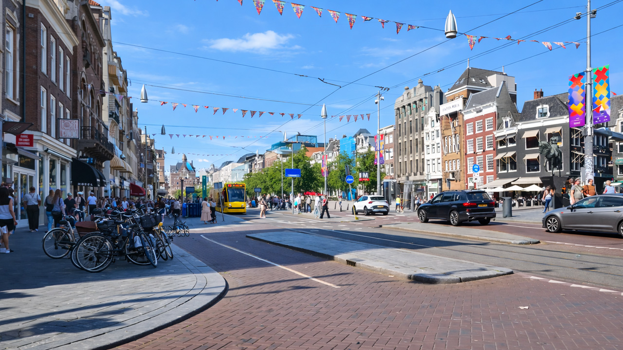 Seperti apa rasanya berjalan melalui jalan ramai di Amsterdam ini