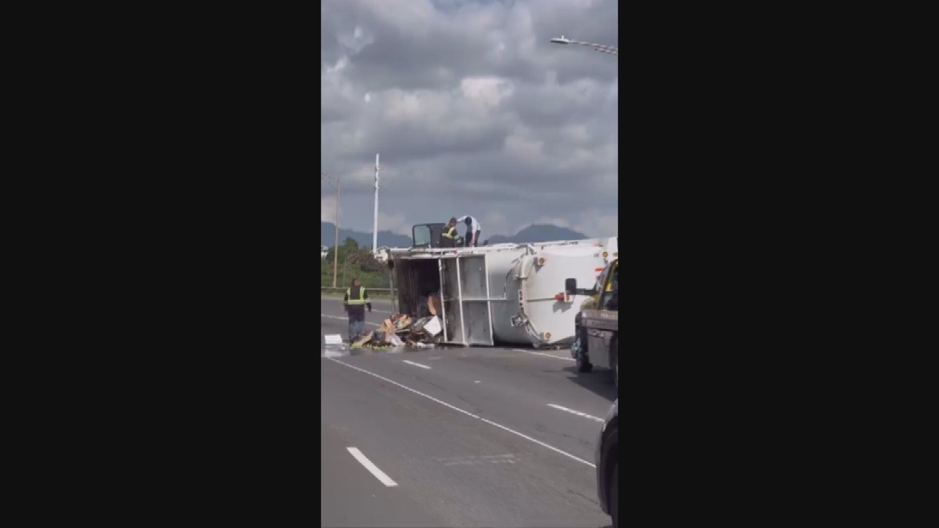 Overturned dump truck causes mid-day traffic jam on H-1