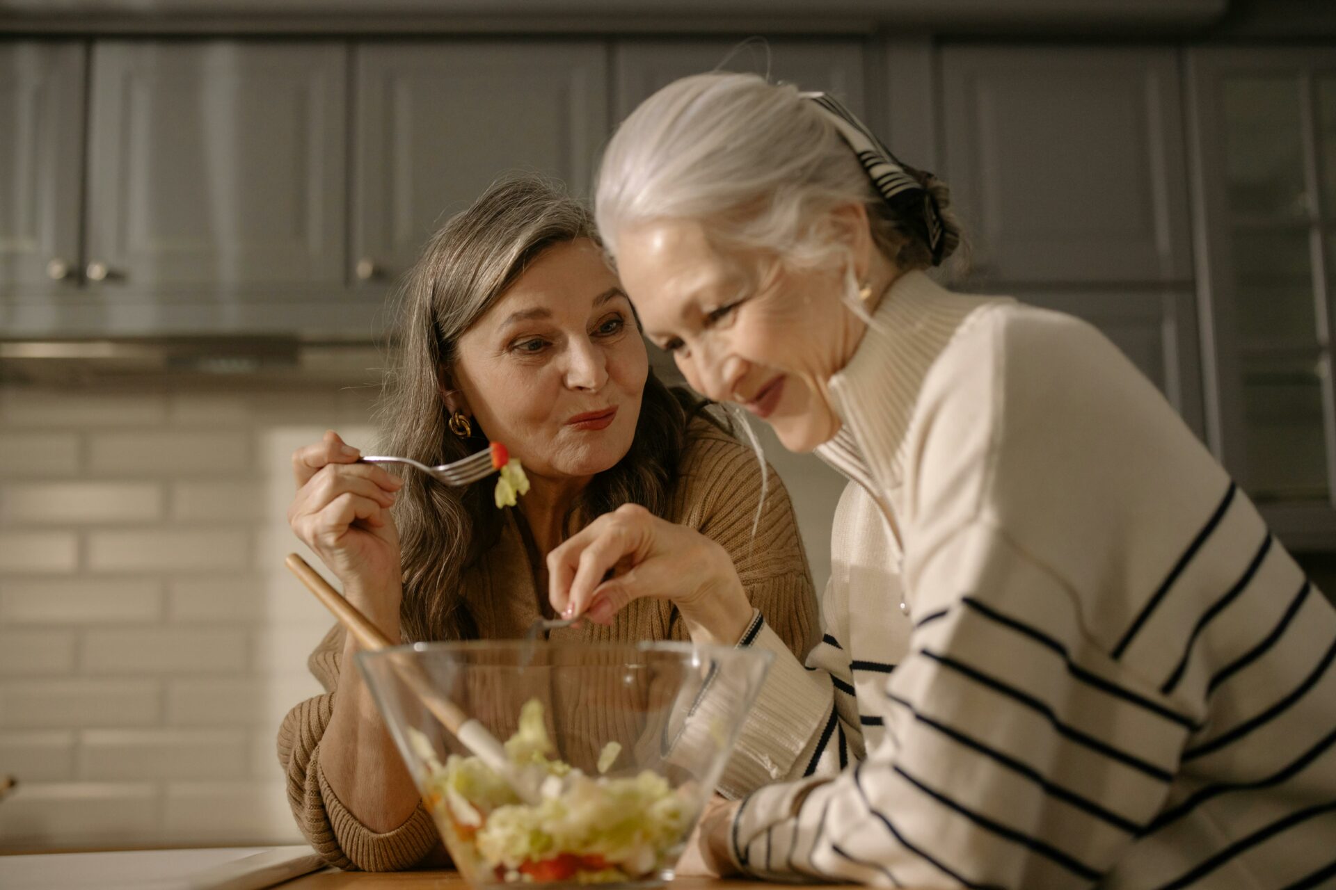 9 razones científicas por las que las mujeres viven más que los hombres