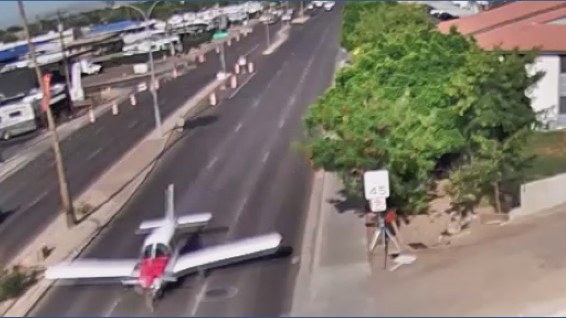 Video shows Mesa plane emergency landing