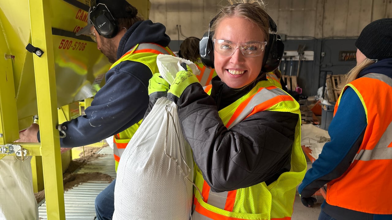 Sandbagging machine fills 500 bags an hour