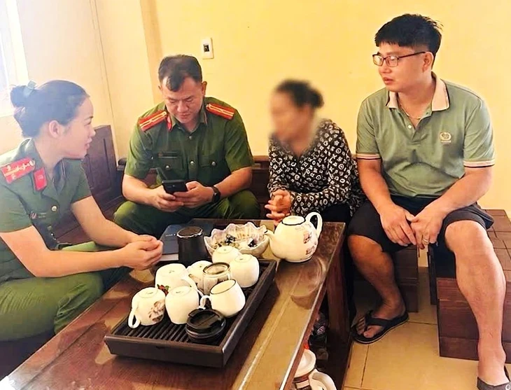 Thay vì chở đến ngân hàng, tài xế taxi rẽ vào đồn công an, giúp người phụ nữ thoát vụ lừa đảo