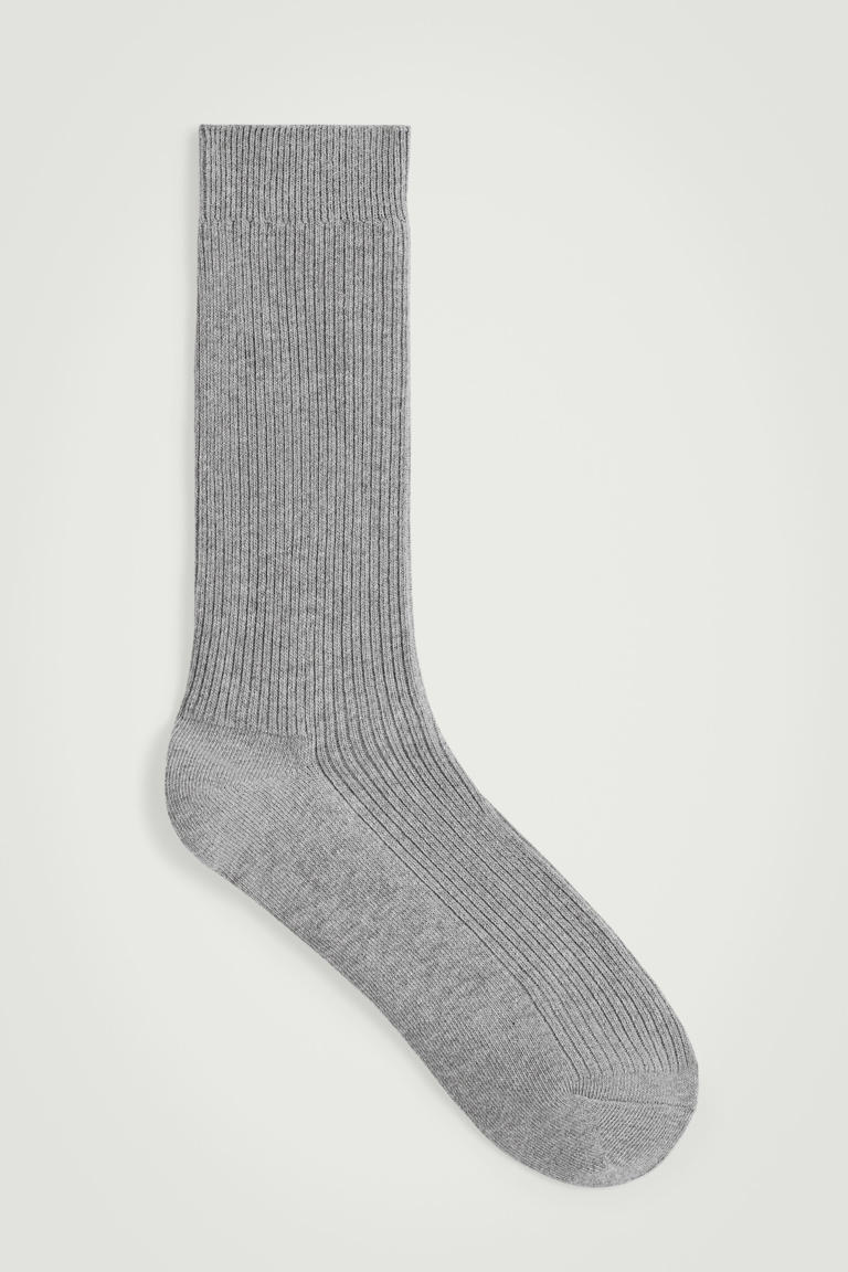 If you want your basic outfits to look cool this spring, wear this sock ...