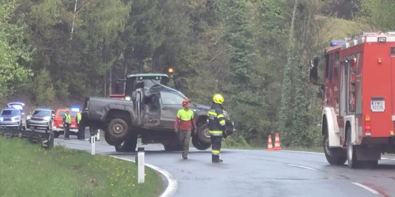 Schwerer Unfall: Auto überschlägt sich in Böschung