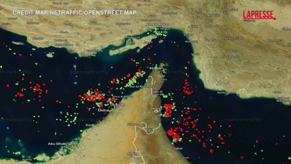 il-passaggio-delle-navi-nello-stretto-di-hormuz-il-video-timelapse