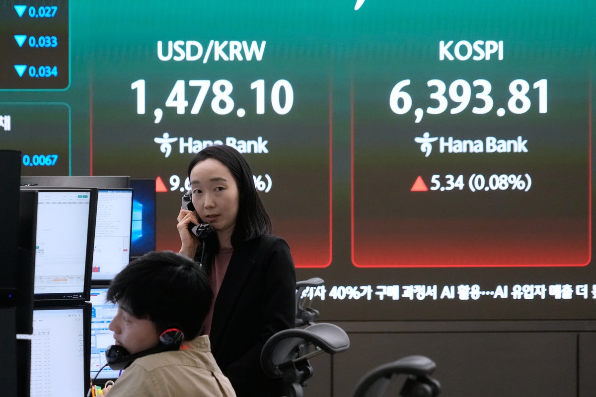 Oil prices hold near $100 as Trump extends Iran ceasefire