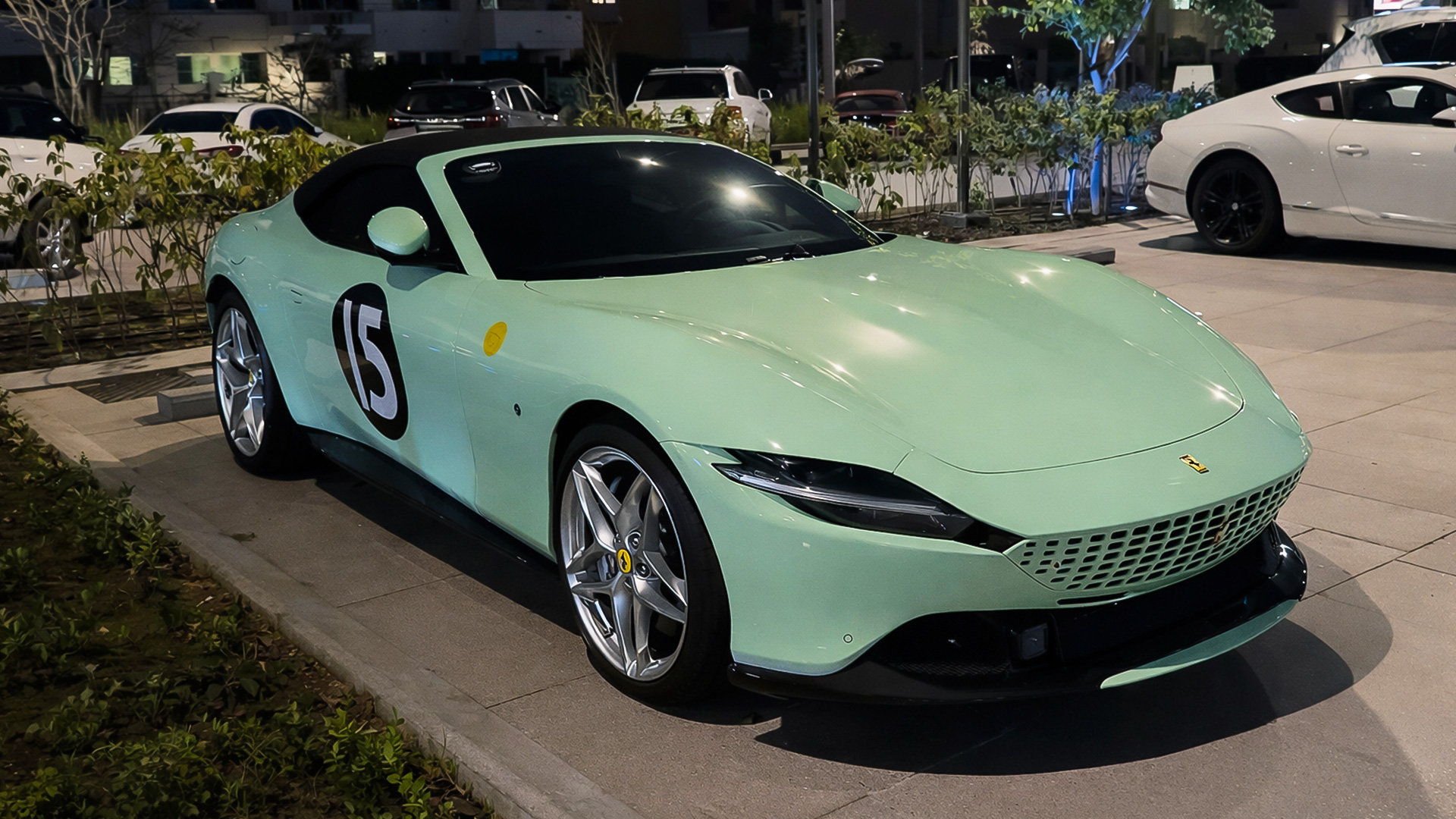 Ferrari Roma in Dubai bij avond met luxe uitstraling van 247.000 dollar