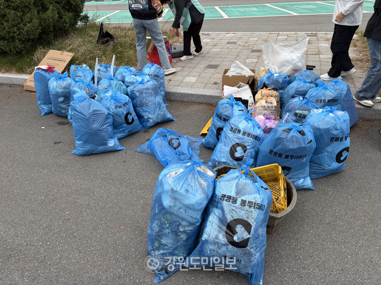 ▲ 22일 춘천지속가능발전협의회가 제56주년 지구의 날 기념해 개최한 ‘다함께 쓰담’ 활동으로 50ℓ 공공용 쓰레기봉투 20개가 가득 채워졌다. 최수현 기자