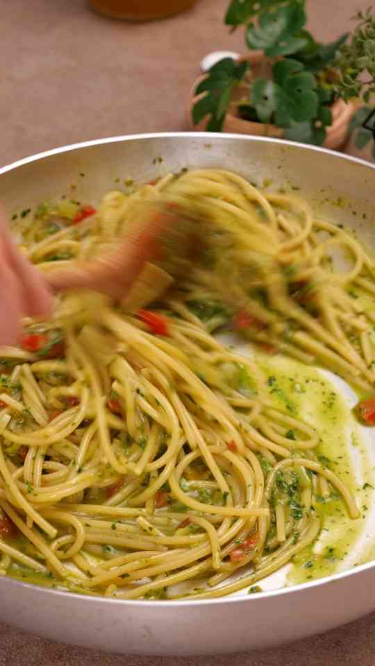 Spaghetti crema di basilico e pomodorini gialli e rossi