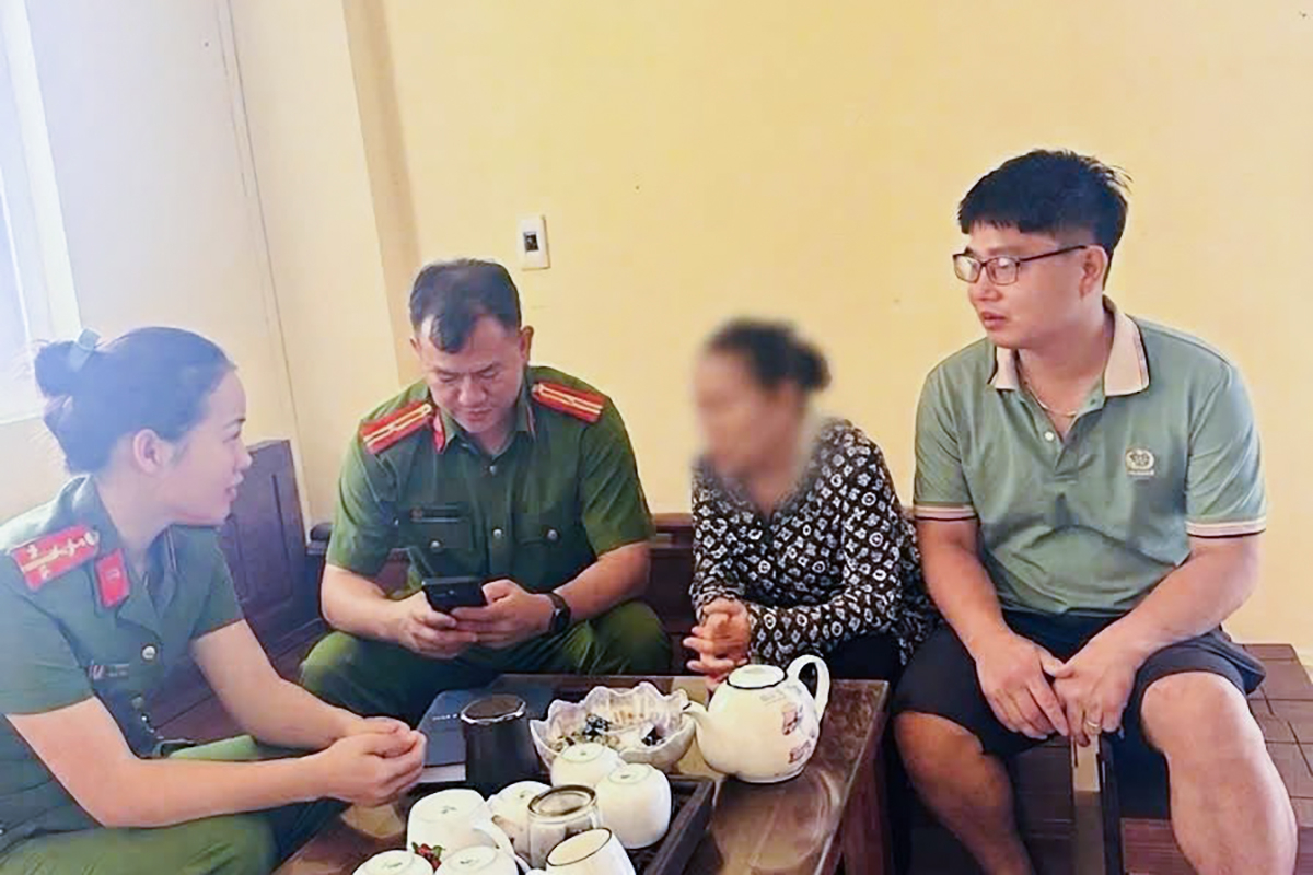 Tài xế taxi chở khách tới trụ sở công an vì nghi bị lừa