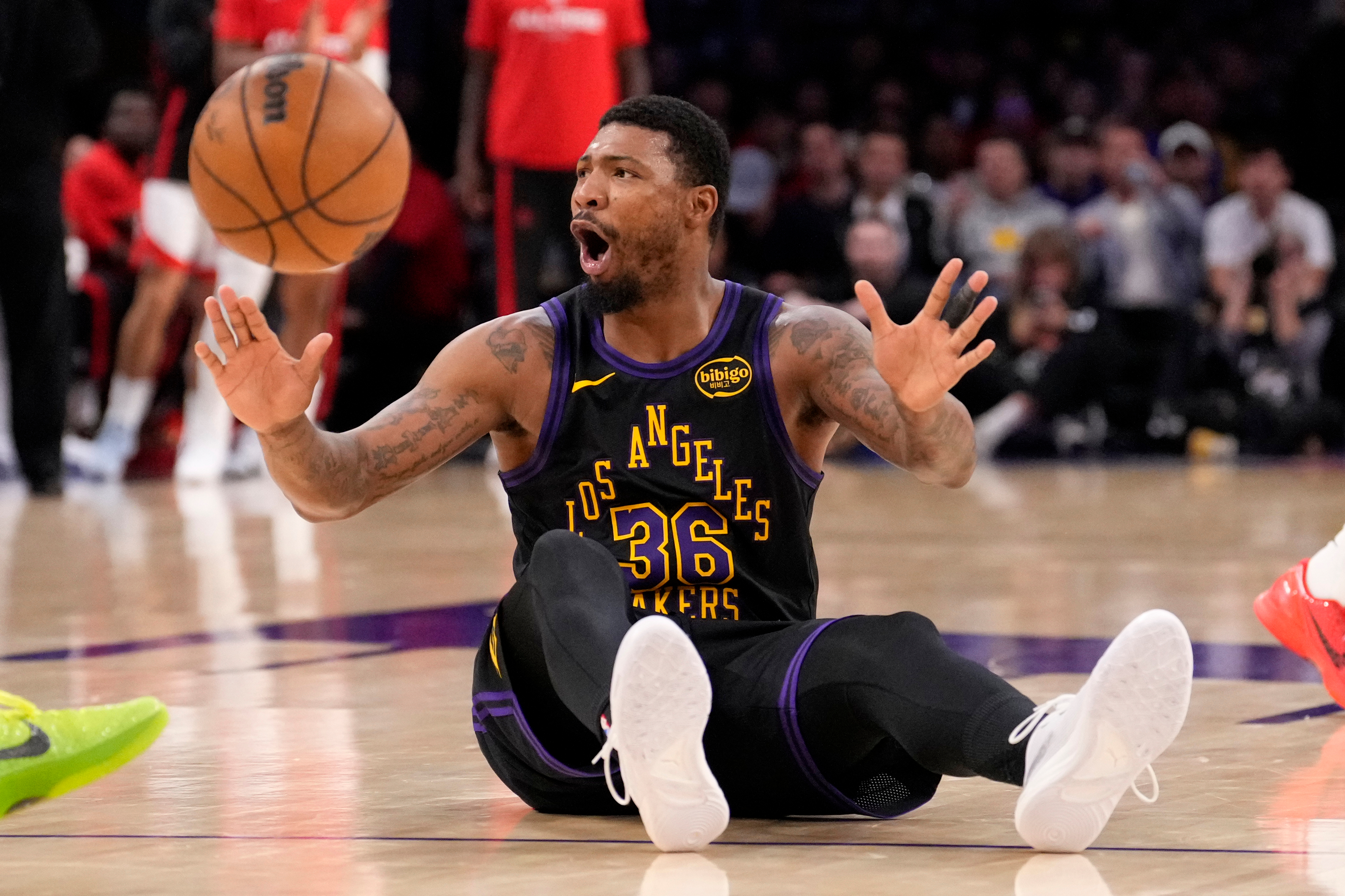 LeBron scores 28, leads short-handed Lakers past Durant's Rockets again  101-94 for 2-0 series lead