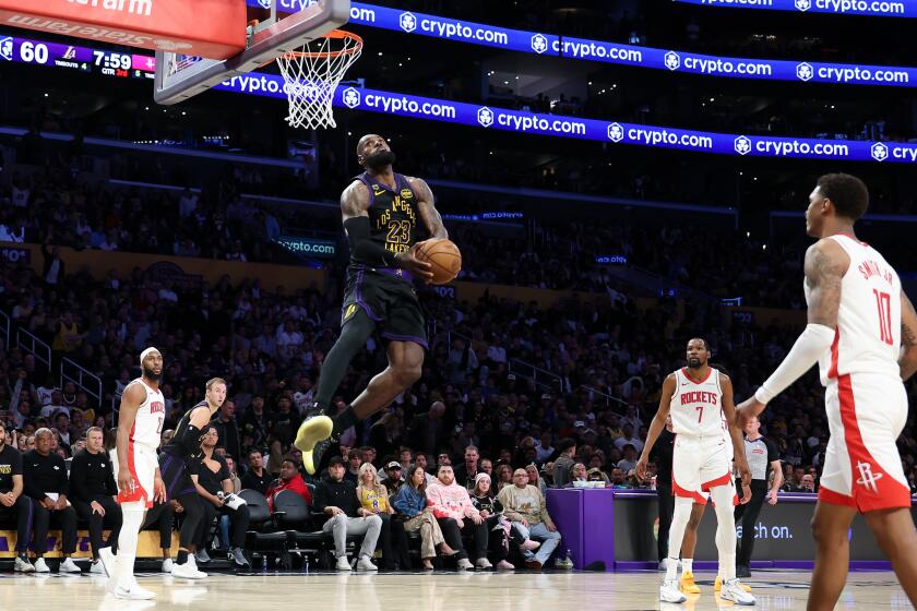 Lakers beat Rockets in Game 2 with a new big three