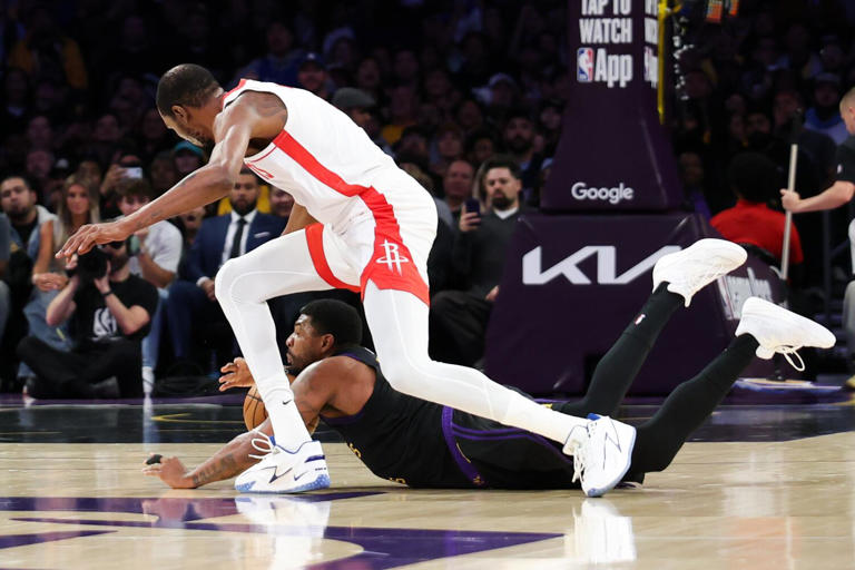 Lakers beat Rockets in Game 2 with a new big three